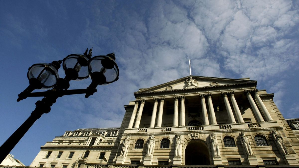 Britská centrální banka snížila základní sazbu na 3,75 procenta